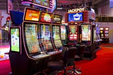 cuan jp live-dealer studio with professional dealers and HD cameras
